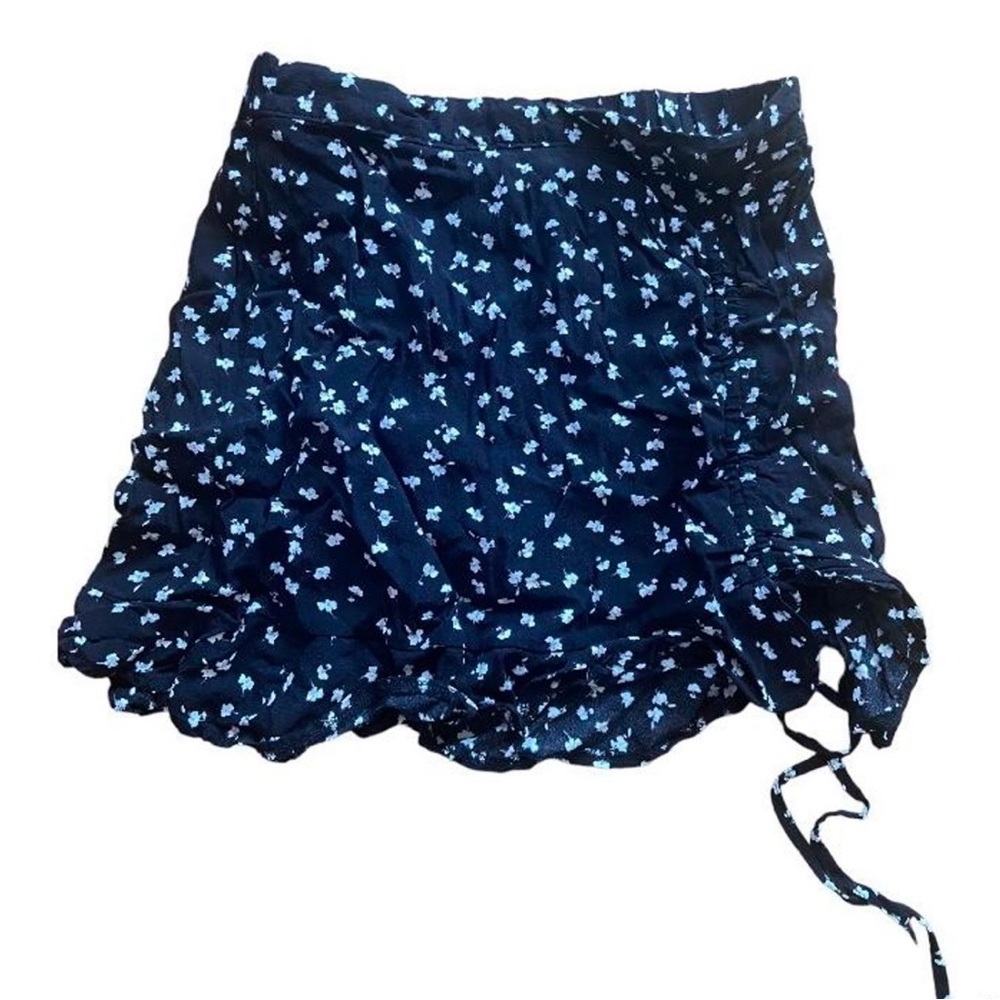 super cute preppy ruched garage mini skirt!!💐